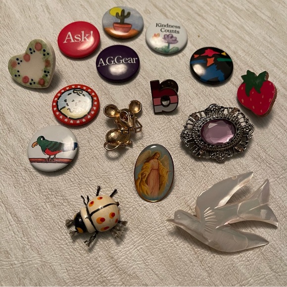 15 different kinds of pins metal wood and ceramic - Picture 3 of 7